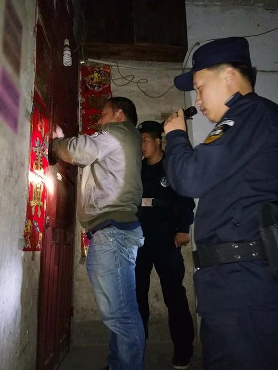 织金县粗心妈妈误将幼女锁家中 